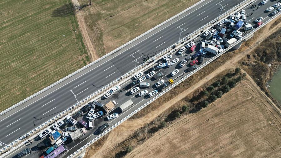 Tabrakan mobil beruntun China terjadi karena jalan yang berkabut pada Rabu (28/12) waktu setempat. (AFP via Getty Images/STR)