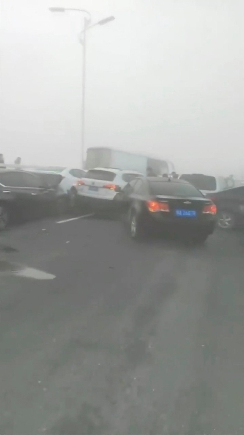 Tabrakan mobil beruntun China terjadi karena jalan yang berkabut pada Rabu (28/12) waktu setempat. (AFP via Getty Images/STR)