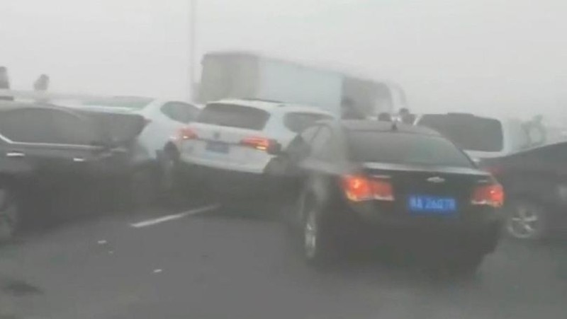 Tabrakan mobil beruntun China terjadi karena jalan yang berkabut pada Rabu (28/12) waktu setempat. (AFP via Getty Images/STR)