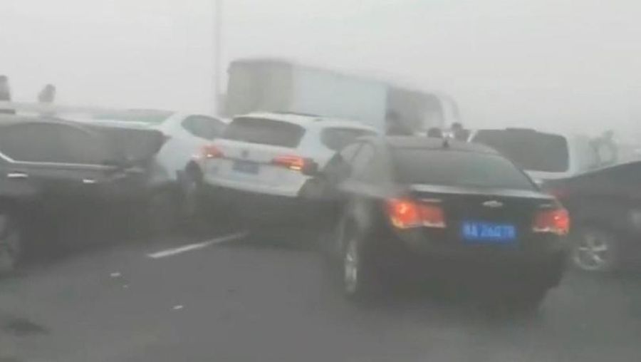 Tabrakan mobil beruntun China terjadi karena jalan yang berkabut pada Rabu (28/12) waktu setempat. (via REUTERS/VIDEO OBTAINED BY REUTERS)