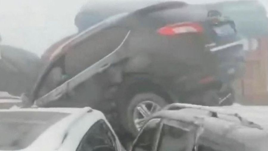 Tabrakan mobil beruntun China terjadi karena jalan yang berkabut pada Rabu (28/12) waktu setempat. (via REUTERS/VIDEO OBTAINED BY REUTERS)