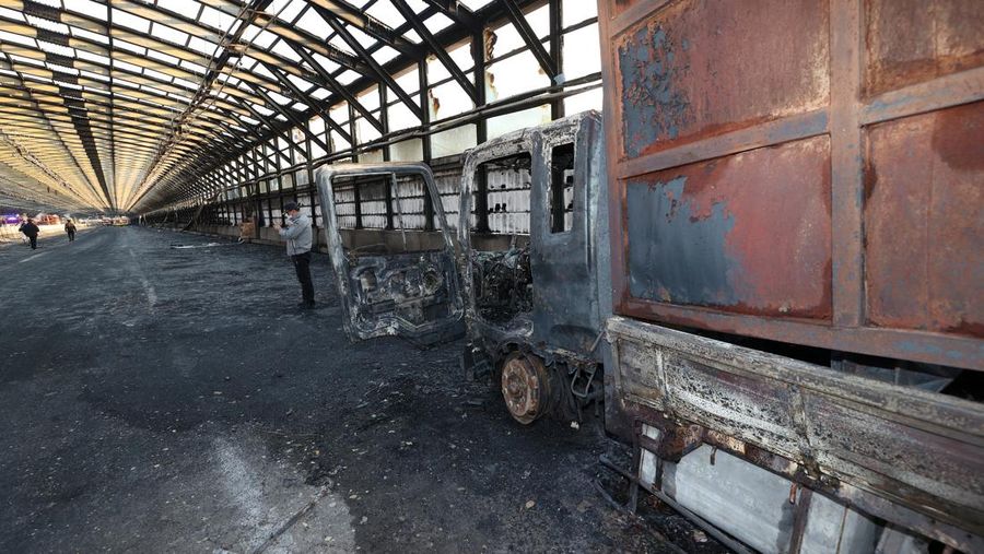 Asap mengepul dari terowongan yang terbakar di Gwacheon, Korea Selatan, 29 Desember 2022. (Yonhap via REUTERS)