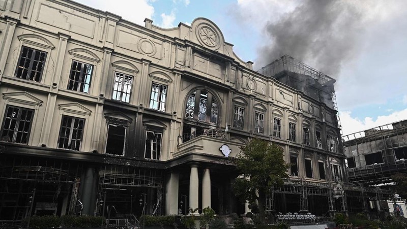 Tim paramedis berjalan melalui bagian kasino hotel Grand Diamond City yang terbakar setelah kebakaran besar di kompleks tersebut, di Poipet di provinsi Banteay Meanchey pada 30 Desember 2022. - Setidaknya 19 orang tewas dan banyak lainnya dikhawatirkan tewas dalam kebakaran di kasino Kamboja, kata para pejabat, dengan seorang penyelamat menggambarkan bagaimana para korban melemparkan diri mereka dari langkan dalam upaya putus asa untuk melarikan diri dari api. (TANG CHHIN SOTHY/AFP via Getty Images)