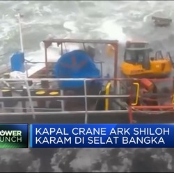 Video: Dihempas Badai, Kapal Batu Bara Karam di Selat Bangka
