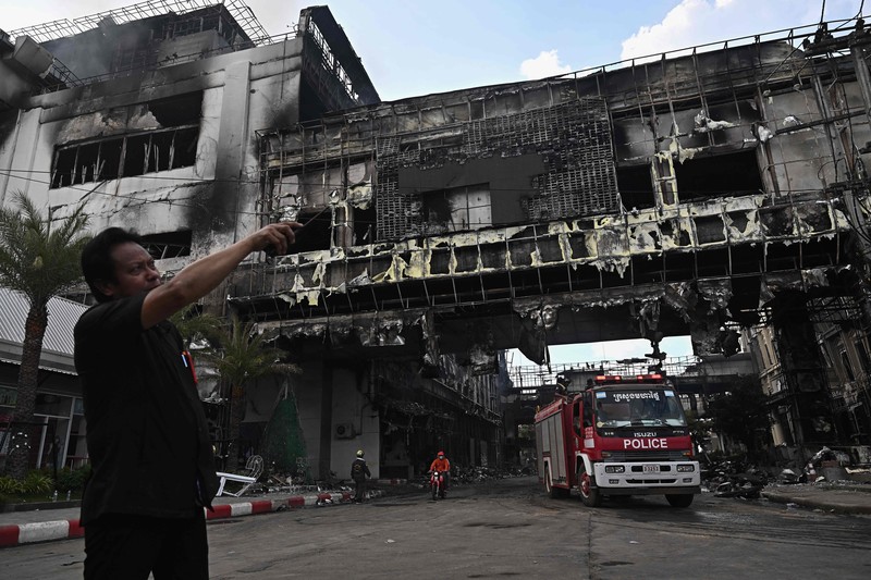 Kebakaran dahsyat landa sebuah kasino hotel di Kamboja (29/12/2022) waktu setempat. (AFP via Getty Images/STR) Kebakaran dahsyat landa sebuah kasino hotel di Kamboja (29/12/2022) waktu setempat. (AFP via Getty Images/STR)