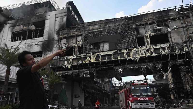 Kebakaran dahsyat landa sebuah kasino hotel di Kamboja (29/12/2022) waktu setempat. (AFP via Getty Images/STR)