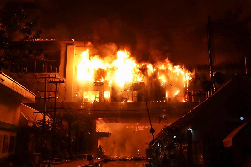 Kebakaran dahsyat landa sebuah kasino hotel di Kamboja (29/12/2022) waktu setempat. (AFP via Getty Images/STR) Kebakaran dahsyat landa sebuah kasino hotel di Kamboja (29/12/2022) waktu setempat. (AFP via Getty Images/STR)