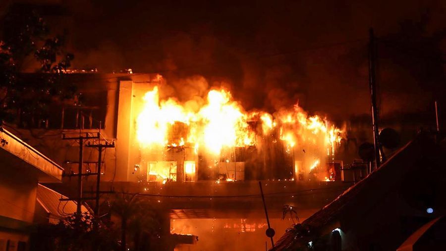 Kebakaran dahsyat landa sebuah kasino hotel di Kamboja (29/12/2022) waktu setempat. (AFP via Getty Images/STR)