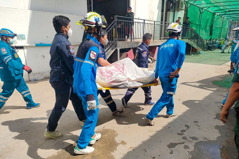 Kebakaran dahsyat landa sebuah kasino hotel di Kamboja (29/12/2022) waktu setempat. (AFP via Getty Images/STR) Kebakaran dahsyat landa sebuah kasino hotel di Kamboja (29/12/2022) waktu setempat. (AFP via Getty Images/STR)