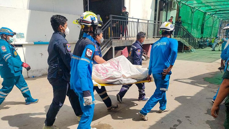 Kebakaran dahsyat landa sebuah kasino hotel di Kamboja (29/12/2022) waktu setempat. (AFP via Getty Images/STR)