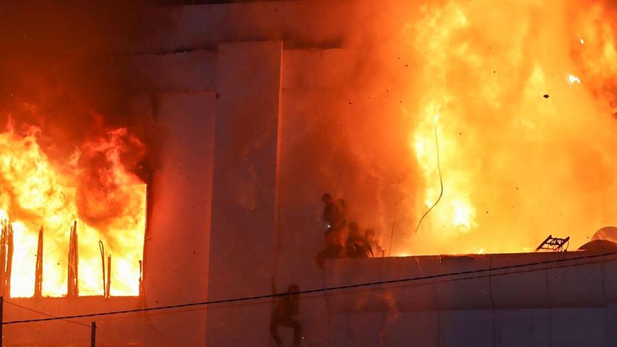 Kebakaran dahsyat landa sebuah kasino hotel di Kamboja (29/12/2022) waktu setempat. (AFP via Getty Images/STR)