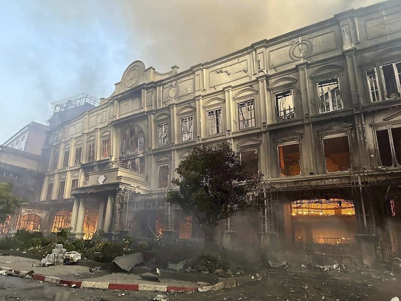 Kebakaran dahsyat landa sebuah kasino hotel di Kamboja (29/12/2022) waktu setempat. (AFP via Getty Images/STR) Kebakaran dahsyat landa sebuah kasino hotel di Kamboja (29/12/2022) waktu setempat. (AFP via Getty Images/STR)