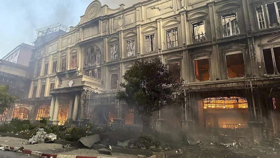 Kebakaran dahsyat landa sebuah kasino hotel di Kamboja (29/12/2022) waktu setempat. (AFP via Getty Images/STR)
