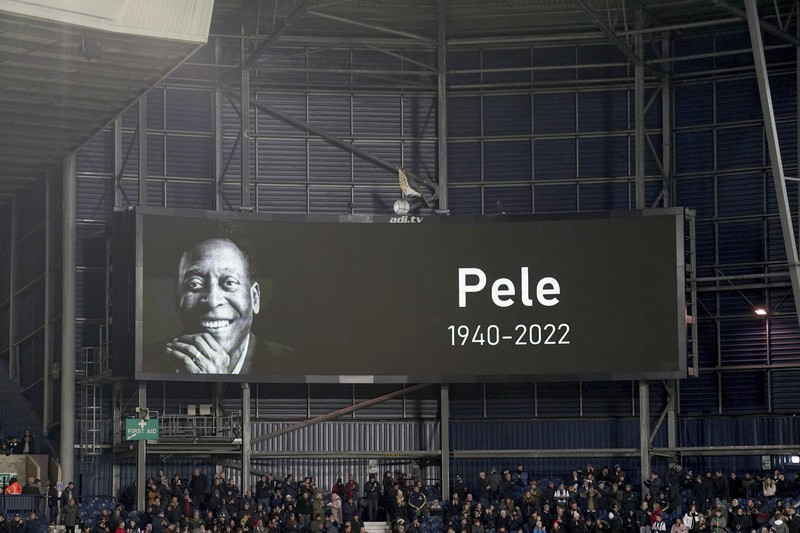 Seorang pengunjung melihat foto legenda sepak bola Brasil Edson Arantes do Nascimento 'Pele', dipamerkan di Pele Museum, di Santos, Brasil, pada 27 Desember 2022. (AFP via Getty Images/NELSON ALMEIDA) Seorang pengunjung melihat foto legenda sepak bola Brasil Edson Arantes do Nascimento 'Pele', dipamerkan di Pele Museum, di Santos, Brasil, pada 27 Desember 2022. (AFP via Getty Images/NELSON ALMEIDA)