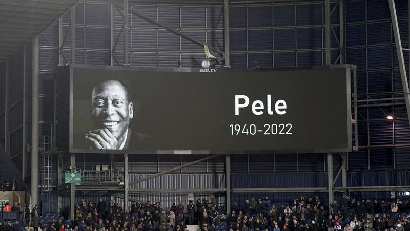Seorang pengunjung melihat foto legenda sepak bola Brasil Edson Arantes do Nascimento 'Pele', dipamerkan di Pele Museum, di Santos, Brasil, pada 27 Desember 2022. (AFP via Getty Images/NELSON ALMEIDA)
