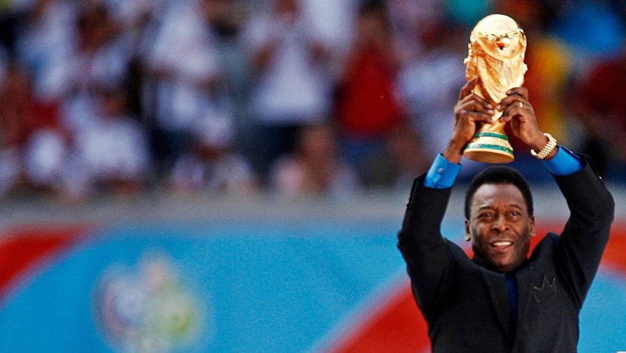 Seorang pengunjung melihat foto legenda sepak bola Brasil Edson Arantes do Nascimento 'Pele', dipamerkan di Pele Museum, di Santos, Brasil, pada 27 Desember 2022. (AFP via Getty Images/NELSON ALMEIDA)
