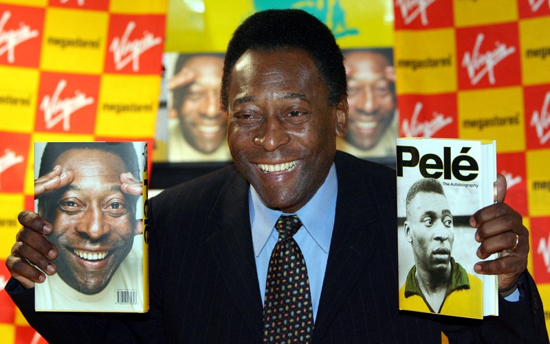 Seorang pengunjung melihat foto legenda sepak bola Brasil Edson Arantes do Nascimento 'Pele', dipamerkan di Pele Museum, di Santos, Brasil, pada 27 Desember 2022. (AFP via Getty Images/NELSON ALMEIDA) Seorang pengunjung melihat foto legenda sepak bola Brasil Edson Arantes do Nascimento 'Pele', dipamerkan di Pele Museum, di Santos, Brasil, pada 27 Desember 2022. (AFP via Getty Images/NELSON ALMEIDA)