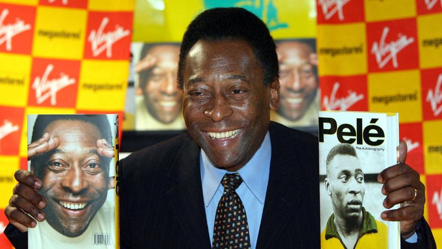Seorang pengunjung melihat foto legenda sepak bola Brasil Edson Arantes do Nascimento 'Pele', dipamerkan di Pele Museum, di Santos, Brasil, pada 27 Desember 2022. (AFP via Getty Images/NELSON ALMEIDA)
