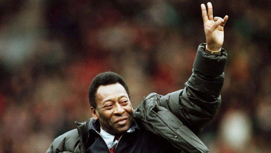 Seorang pengunjung melihat foto legenda sepak bola Brasil Edson Arantes do Nascimento 'Pele', dipamerkan di Pele Museum, di Santos, Brasil, pada 27 Desember 2022. (AFP via Getty Images/NELSON ALMEIDA)