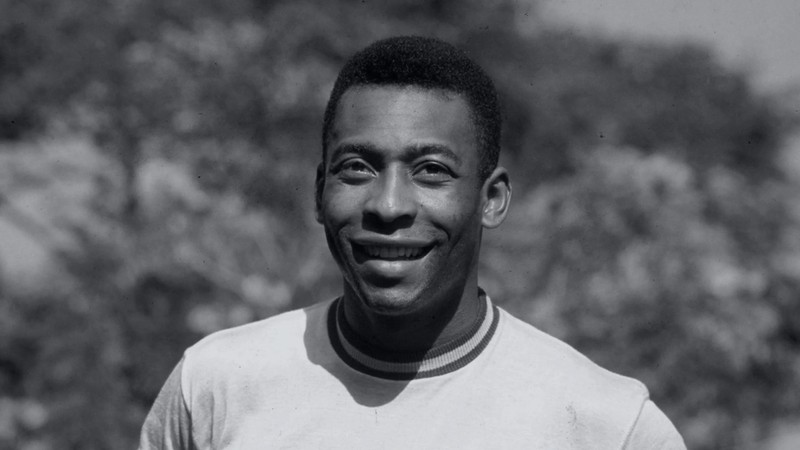 Seorang pengunjung melihat foto legenda sepak bola Brasil Edson Arantes do Nascimento 'Pele', dipamerkan di Pele Museum, di Santos, Brasil, pada 27 Desember 2022. (AFP via Getty Images/NELSON ALMEIDA)