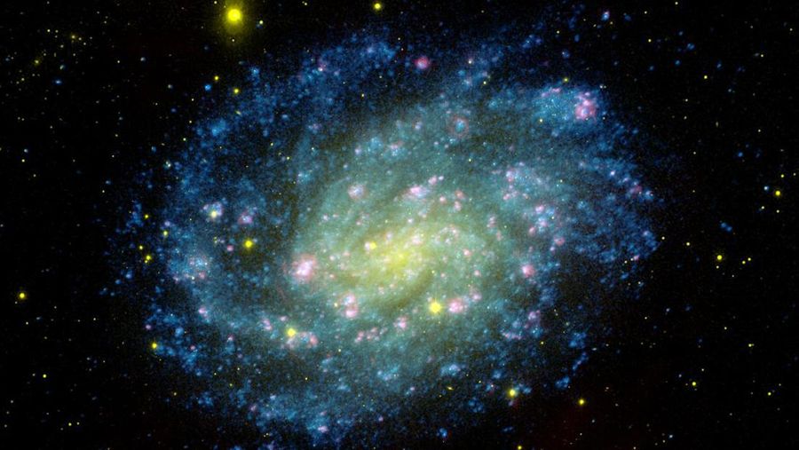 Nasa beri penghormatan untuk Pele dengan mengunggah di sosial media twitter gambar galaksi spiral di konstelasi Sculptor ini dengan dominan warna kuning yang melambangkan negara Brasil. (Twitter @NASA)