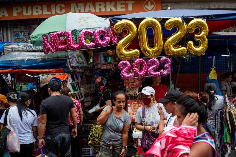 Orang-orang berbelanja di pasar umum menjelang perayaan Tahun Baru, di Manila, Filipina, 30 Desember 2022. Orang-orang berbelanja di pasar umum menjelang perayaan Tahun Baru, di Manila, Filipina, 30 Desember 2022. (REUTERS/Lisa Marie David)