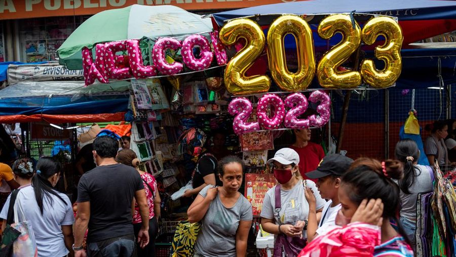 Orang-orang berbelanja di pasar umum menjelang perayaan Tahun Baru, di Manila, Filipina, 30 Desember 2022. (REUTERS/Lisa Marie David)