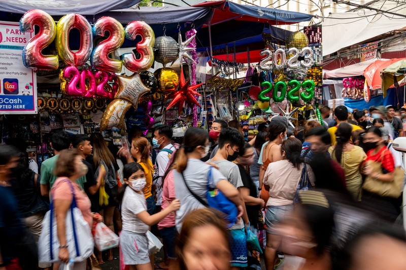 Orang-orang berbelanja di pasar umum menjelang perayaan Tahun Baru, di Manila, Filipina, 30 Desember 2022. Orang-orang berbelanja di pasar umum menjelang perayaan Tahun Baru, di Manila, Filipina, 30 Desember 2022. (REUTERS/Lisa Marie David)
