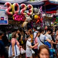 Potret Warga Padati Pasar Jelang Malam Pergantian Tahun 2023