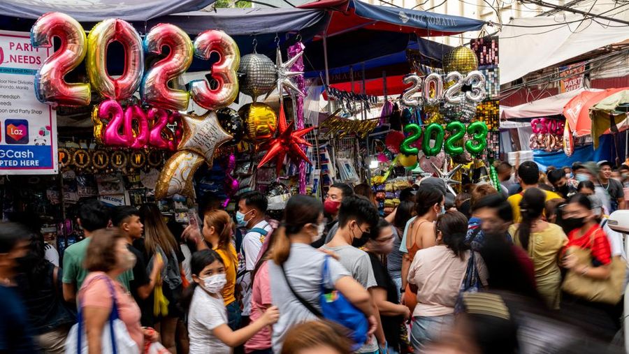 Orang-orang berbelanja di pasar umum menjelang perayaan Tahun Baru, di Manila, Filipina, 30 Desember 2022. (REUTERS/Lisa Marie David)