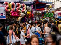 Potret Warga Padati Pasar Jelang Malam Pergantian Tahun 2023