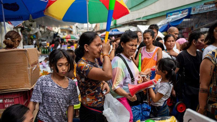 Orang-orang berbelanja di pasar umum menjelang perayaan Tahun Baru, di Manila, Filipina, 30 Desember 2022. (REUTERS/Lisa Marie David)
