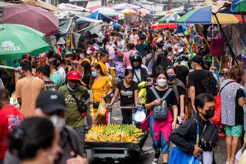 Orang-orang berbelanja di pasar umum menjelang perayaan Tahun Baru, di Manila, Filipina, 30 Desember 2022. Orang-orang berbelanja di pasar umum menjelang perayaan Tahun Baru, di Manila, Filipina, 30 Desember 2022. (REUTERS/Lisa Marie David)