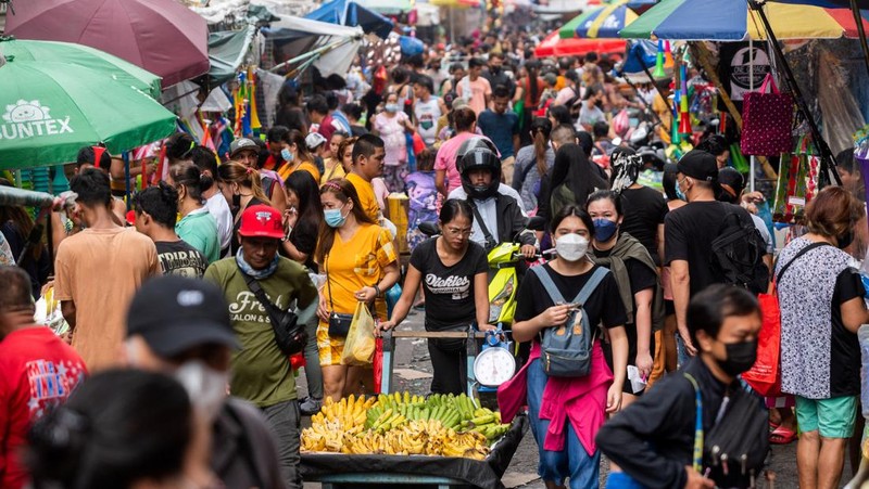 Orang-orang berbelanja di pasar umum menjelang perayaan Tahun Baru, di Manila, Filipina, 30 Desember 2022. (REUTERS/Lisa Marie David)