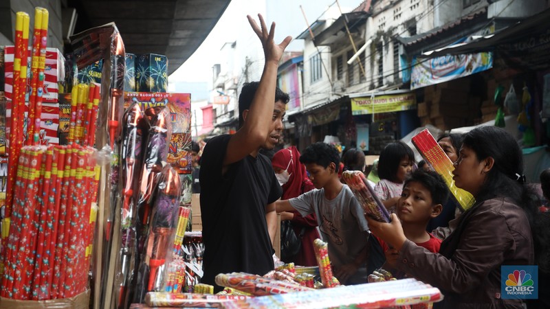 Pedagang melayani pembeli kembang api yang dijual di kawasan pasar Asemka, Jakarta Barat, Jumat (30/12/2022). Jelang perayaan tahun baru penjualan kembang api meningkat. Kembang api berbagai jenis itu dijual dengan harga beragam. Pedagang melayani pembeli kembang api yang dijual di kawasan pasar Asemka, Jakarta Barat, Jumat (30/12/2022). Jelang perayaan tahun baru penjualan kembang api meningkat. Kembang api berbagai jenis itu dijual dengan harga beragam. (CNBC Indonesia/Andrean Kristianto)