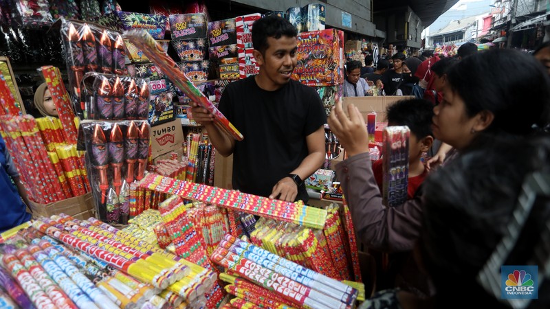 Pedagang melayani pembeli kembang api yang dijual di kawasan pasar Asemka, Jakarta Barat, Jumat (30/12/2022). Jelang perayaan tahun baru penjualan kembang api meningkat. Kembang api berbagai jenis itu dijual dengan harga beragam. Pedagang melayani pembeli kembang api yang dijual di kawasan pasar Asemka, Jakarta Barat, Jumat (30/12/2022). Jelang perayaan tahun baru penjualan kembang api meningkat. Kembang api berbagai jenis itu dijual dengan harga beragam. (CNBC Indonesia/Andrean Kristianto)