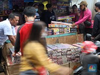 Jelang Malam Tahun Baru, Harga Kembang Api Naik Segini