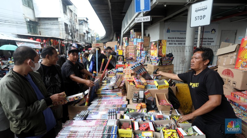 Pedagang melayani pembeli kembang api yang dijual di kawasan pasar Asemka, Jakarta Barat, Jumat (30/12/2022). Jelang perayaan tahun baru penjualan kembang api meningkat. Kembang api berbagai jenis itu dijual dengan harga beragam. Pedagang melayani pembeli kembang api yang dijual di kawasan pasar Asemka, Jakarta Barat, Jumat (30/12/2022). Jelang perayaan tahun baru penjualan kembang api meningkat. Kembang api berbagai jenis itu dijual dengan harga beragam. (CNBC Indonesia/Andrean Kristianto)