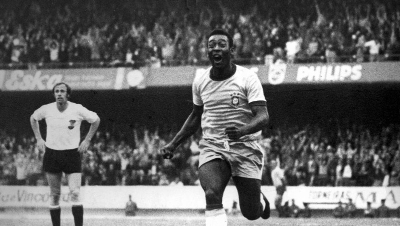 Seorang pengunjung melihat foto legenda sepak bola Brasil Edson Arantes do Nascimento 'Pele', dipamerkan di Pele Museum, di Santos, Brasil, pada 27 Desember 2022. (AFP via Getty Images/NELSON ALMEIDA)