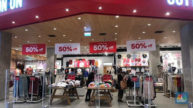 Pengunjung memilih pakaian yang dijual di salah satu pusat perbelanjaan Jakarta, Junat (30/12/2022). Akhir tahun merupakan salah satu momen yang ditunggu-tunggu warga karena kerap banyak diskon. (CNBC Indonesia/Andrean Kristianto)