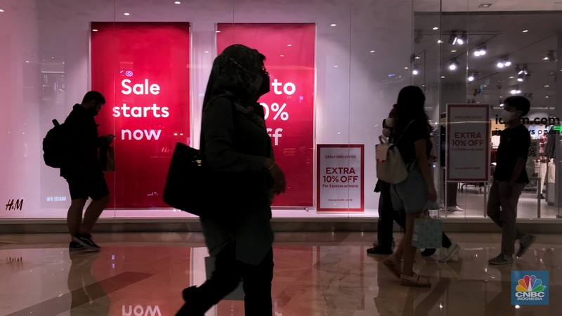 Pengunjung memilih pakaian yang dijual di salah satu pusat perbelanjaan Jakarta, Junat (30/12/2022). Akhir tahun merupakan salah satu momen yang ditunggu-tunggu warga karena kerap banyak diskon. (CNBC Indonesia/Andrean Kristianto)