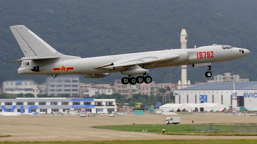 Pesawat pengebom PLAN Xian H-6 buatan China.