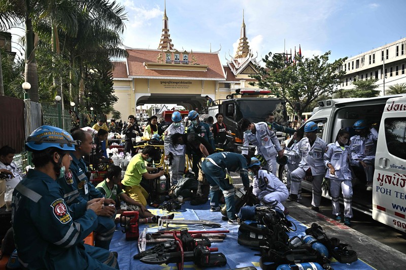 Tim paramedis berjalan melalui bagian kasino hotel Grand Diamond City yang terbakar setelah kebakaran besar di kompleks tersebut, di Poipet di provinsi Banteay Meanchey pada 30 Desember 2022. Tim paramedis berjalan melalui bagian kasino hotel Grand Diamond City yang terbakar setelah kebakaran besar di kompleks tersebut, di Poipet di provinsi Banteay Meanchey pada 30 Desember 2022. - Setidaknya 19 orang tewas dan banyak lainnya dikhawatirkan tewas dalam kebakaran di kasino Kamboja, kata para pejabat, dengan seorang penyelamat menggambarkan bagaimana para korban melemparkan diri mereka dari langkan dalam upaya putus asa untuk melarikan diri dari api. (TANG CHHIN SOTHY/AFP via Getty Images)