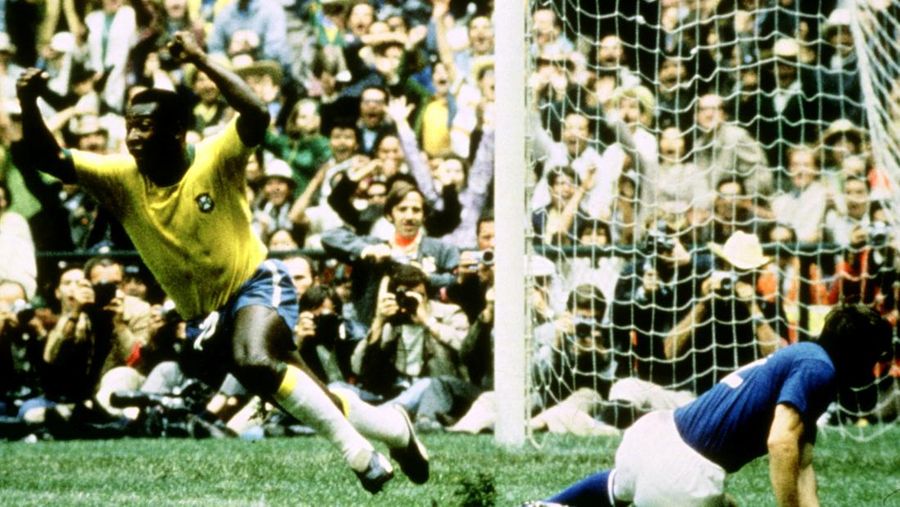 Seorang pengunjung melihat foto legenda sepak bola Brasil Edson Arantes do Nascimento 'Pele', dipamerkan di Pele Museum, di Santos, Brasil, pada 27 Desember 2022. (AFP via Getty Images/NELSON ALMEIDA)