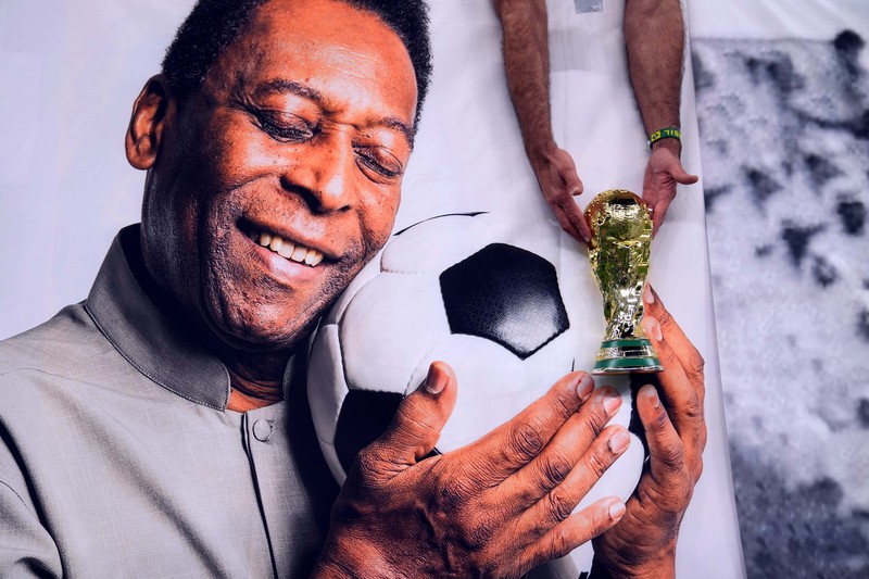 Seorang pengunjung melihat foto legenda sepak bola Brasil Edson Arantes do Nascimento 'Pele', dipamerkan di Pele Museum, di Santos, Brasil, pada 27 Desember 2022. (AFP via Getty Images/NELSON ALMEIDA) Seorang pengunjung melihat foto legenda sepak bola Brasil Edson Arantes do Nascimento 'Pele', dipamerkan di Pele Museum, di Santos, Brasil, pada 27 Desember 2022. (AFP via Getty Images/NELSON ALMEIDA)
