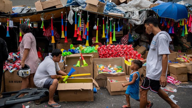 Orang-orang berbelanja di pasar umum menjelang perayaan Tahun Baru, di Manila, Filipina, 30 Desember 2022. (REUTERS/Lisa Marie David)