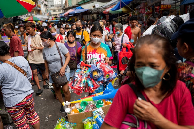 Orang-orang berbelanja di pasar umum menjelang perayaan Tahun Baru, di Manila, Filipina, 30 Desember 2022. (REUTERS/Lisa Marie David)