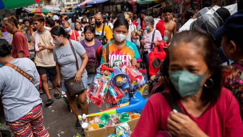 Orang-orang berbelanja di pasar umum menjelang perayaan Tahun Baru, di Manila, Filipina, 30 Desember 2022. (REUTERS/Lisa Marie David)