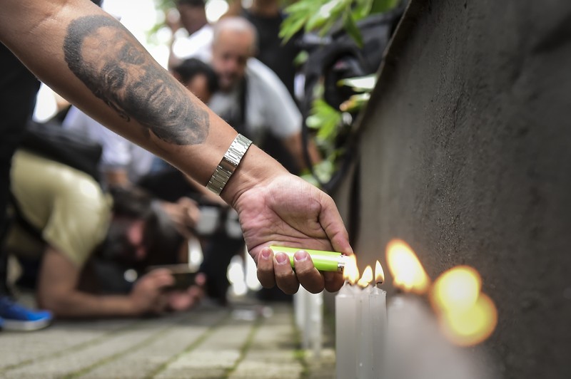 Seorang pengunjung melihat foto legenda sepak bola Brasil Edson Arantes do Nascimento 'Pele', dipamerkan di Pele Museum, di Santos, Brasil, pada 27 Desember 2022. (AFP via Getty Images/NELSON ALMEIDA)