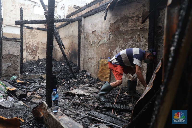 Warga membawa barang yang masih bisa diselamatkan di pemukiman yang terbakar di Jalan Bangka Buntu, Mampang Prapatan, Jakarta, Jumat (30/12/2022). (CNBC Indonesia/Muhammad Sabki) Warga membawa barang yang masih bisa diselamatkan di pemukiman yang terbakar di Jalan Bangka Buntu, Mampang Prapatan, Jakarta, Jumat (30/12/2022). (CNBC Indonesia/Muhammad Sabki)